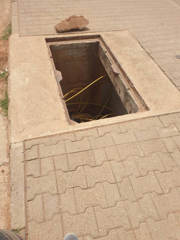 Manhole-close-to-the-entrance-of-Nigeria-Immigration-office-along-airport-road-lugbe